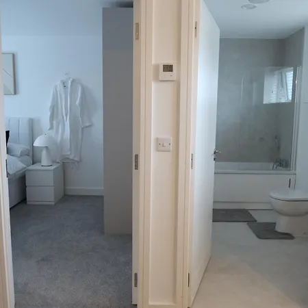 Stylish Modern With Parking & Comfort Double With Private Bathroom * Dundalk