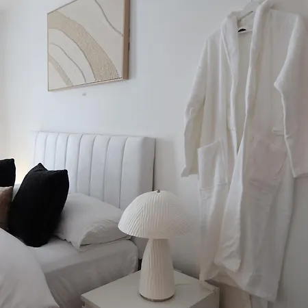 Habitación en casa particular Stylish Modern With Parking & Comfort Double With Private Bathroom *