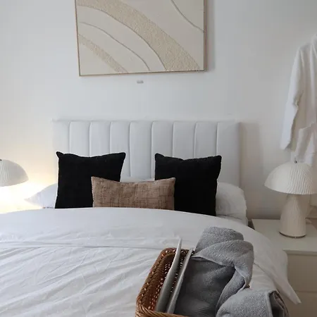 Stylish Modern With Parking & Comfort Double With Private Bathroom