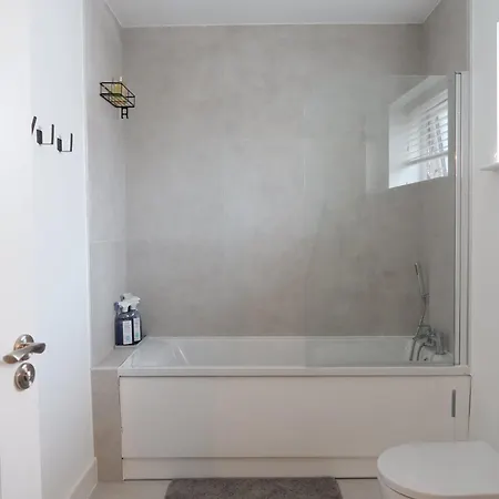 Stylish Modern With Parking & Comfort Double With Private Bathroom *