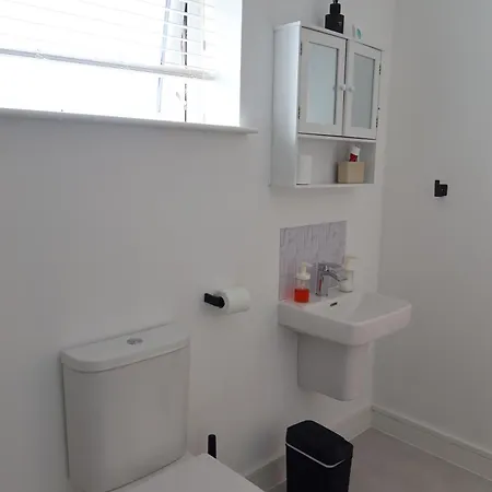 Stylish Modern With Parking & Comfort Double With Private Bathroom Habitación en casa particular *